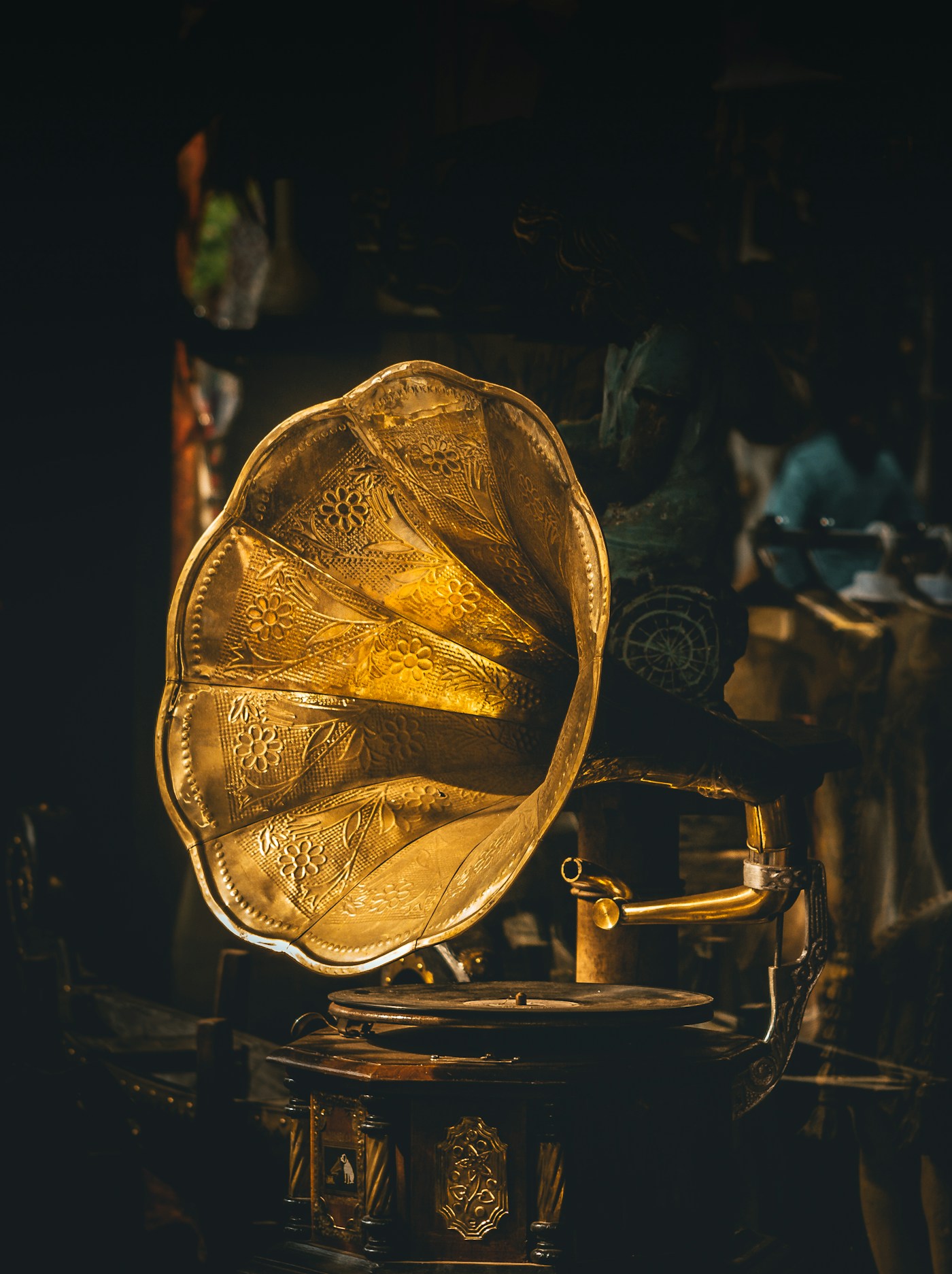 Brass-horn gramophone cabinet