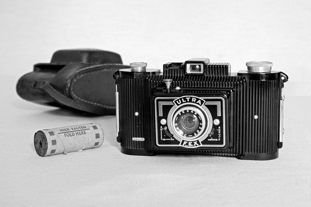 Folding bellows camera