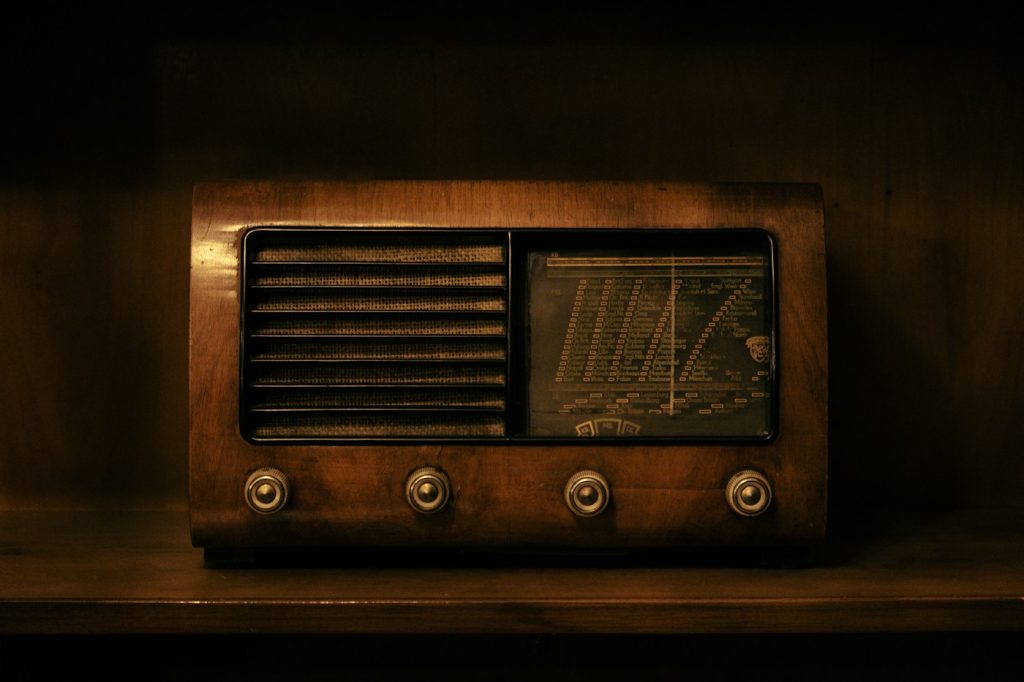 Wooden-cased table radio
